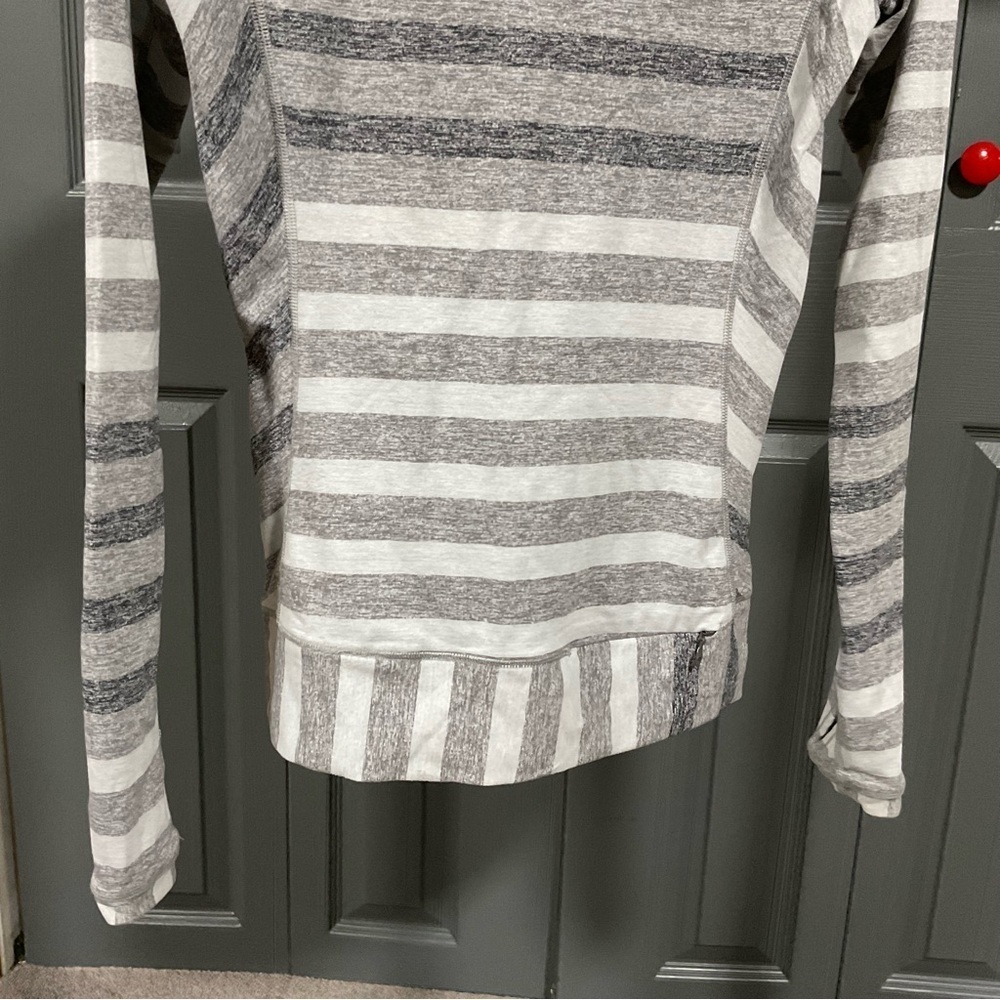 LULULEMON RACE YOUR PACE LONG SLEEVE MARSHMALLOW STRIPE SLATE YOGA DANCE EUC 6 - Picture 8 of 11